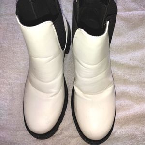 Forever 21 ankle boots size 8 color white and black